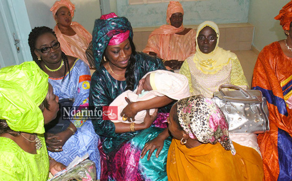 (Photos) Quand  Sokhna NDIAYE, l’épouse de Mansour FAYE cajole le bébé de l'année de PIKINE.