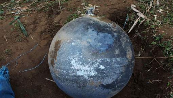 De grosses boules de métal tombées du ciel au Vietnam