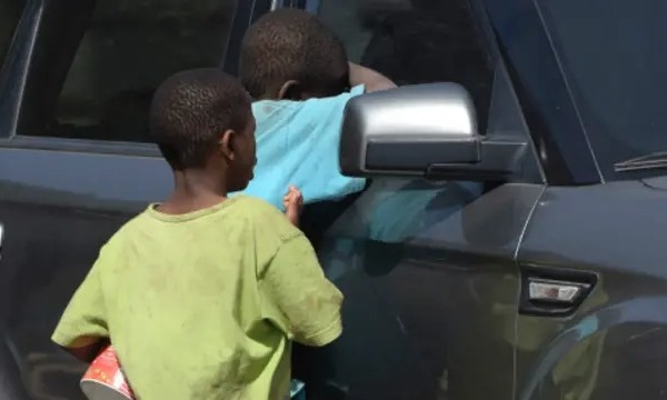 Assises de la petite enfance : l’État veut en finir avec la mendicité des enfants