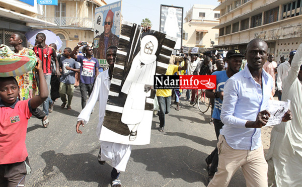 DIRECT – SAINT-LOUIS : les mourides marchent contre Jeune Afrique (Photos)