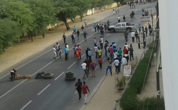 URGENT - UGB: les étudiants barrent la route nationale, ce matin.