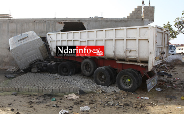 Accident mortel à Léona : un camion dérape et écrase une personne.