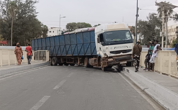 Saint-Louis : un camion rate son virage et bloque le pont Moustapha Malick Gaye