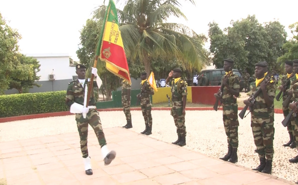 Armée : 1996 nouvelles recrues dont 92 femmes reçoivent le drapeau national à Bango
