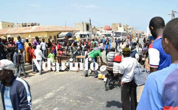 Urgent: des manifestants bloquent le pont de Guet-Ndar.