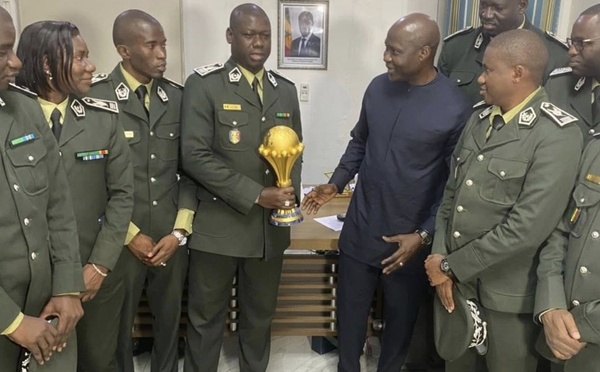 Rebeuss : La Fédération Sénégalaise de Football présente le trophée de la CAN aux détenus
