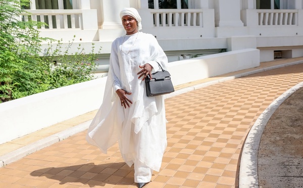 Marie Khone Faye offre 100 paquets de serviettes hygiéniques aux lycéennes de Saint-Louis