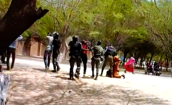 VIDÉO – UGB : des gendarmes tabassent des étudiants. Regardez !