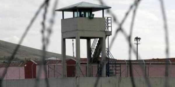 Un surveillant de prison radié après un « live » polémique sur les réseaux sociaux