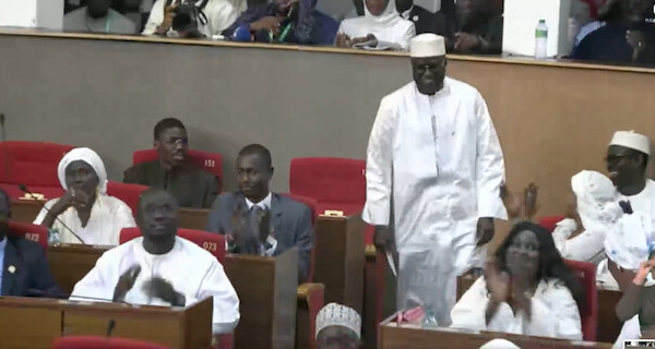 Séance plénière : Une salve d'ovations de la majorité accompagne le vote d'El Malick Ndiaye.