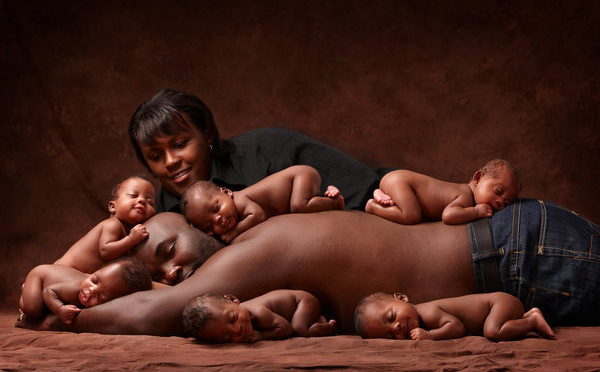 Ces parents reproduisent une photo avec leurs sextuplés à 6 ans d'intervalle