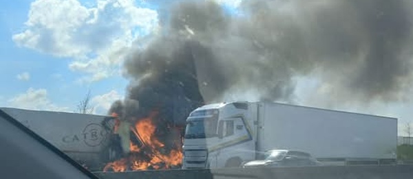 Incendie mortel sur l'axe Dakar–Diamniadio : un camion-citerne détruit, la circulation déviée