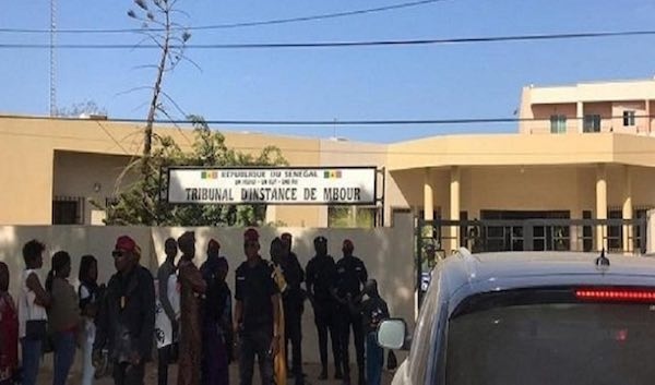 Barricades, gendarmes et conférences de presse : Dakar retient son souffle avant le vote constitutionnel