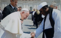 Le Pape François reçoit un exemplaire de Futsi de Serigne Touba, dédié à Marie