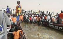 Photos/Changement de la travée tournante du pont Faidherbe, la pirogue devient le moyen de transport