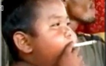 Le bébé-fumeur abandonne la cigarette mais... - [Vidéo]