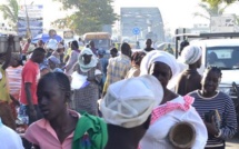 Saint-Louis : l'avenue Charles De Gaulle bloquée par des vendeuses de poisson.
