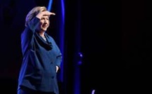 INSOLITE: Une femme lance une chaussure sur Hillary Clinton pendant une conférence
