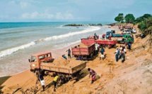 ALERTE - GANDIOL - DIGUE DE PILOTE BARE : un camion et deux bulldozers s’enlisent.
