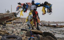 Pollution plastique : entre 7.000 et 10.000 tonnes de déchets générés chaque année par les sachets d’eau au Sénégal, selon le CAES
