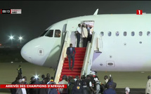 Retour des Lions : deux citernes de pompiers arrosent l'avion en guise de bienvenue