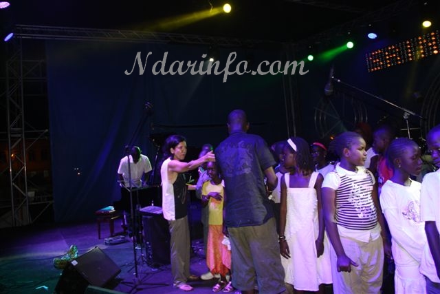 Des enfants sur la scène avec Sussan Dehim Des enfants sur la scène avec Sussan Dehim