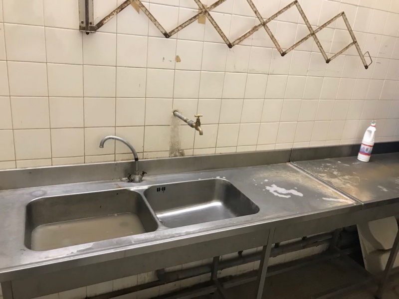 Salle de lavage du matériel médical à la chirurgie  Salle de lavage du matériel médical à la chirurgie